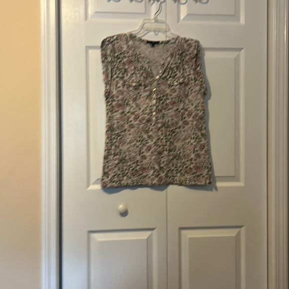 Floral Shirt Medium Gap. Crop sleeves.